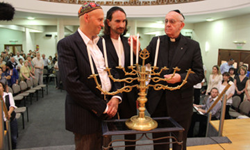 Il nuovo Pontefice e le luci di Hanukkah