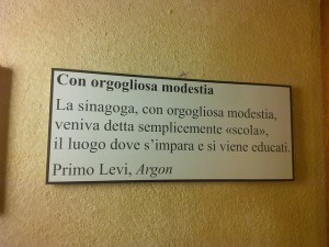 con orgogliosa modestia