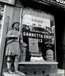 vetrina-yiddish-inglese-1905-by-berenice-abbott