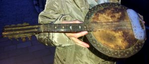 banjo-mandolino-costruito-da-vittorio-longarato-nel-pow-camp-di-zonderwater