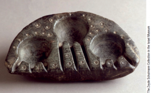 chanukkiah-in-pietra-nera-a-tre-serbatoi-israel-museum-xviii-secolo