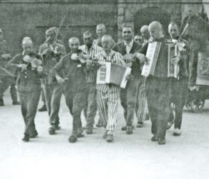 Mauthausen. Heckmann al centro in prima fila suona la fisarmonica piccola, Streitwolf a destra suona la fisarmonica grande