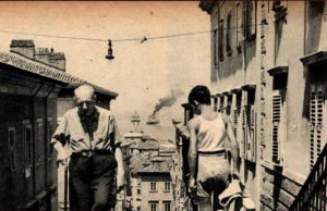 Umberto_Saba_1951_walking_in_Trieste