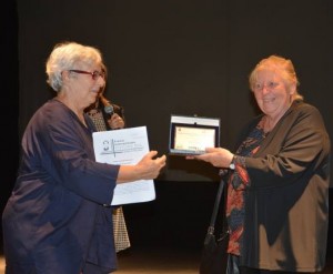 Silvana Calvo Martinoni premiata da Anna Foa