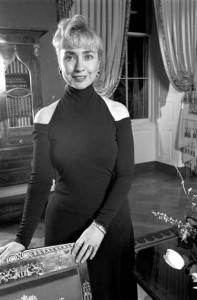 hillary vestito cold shoulder