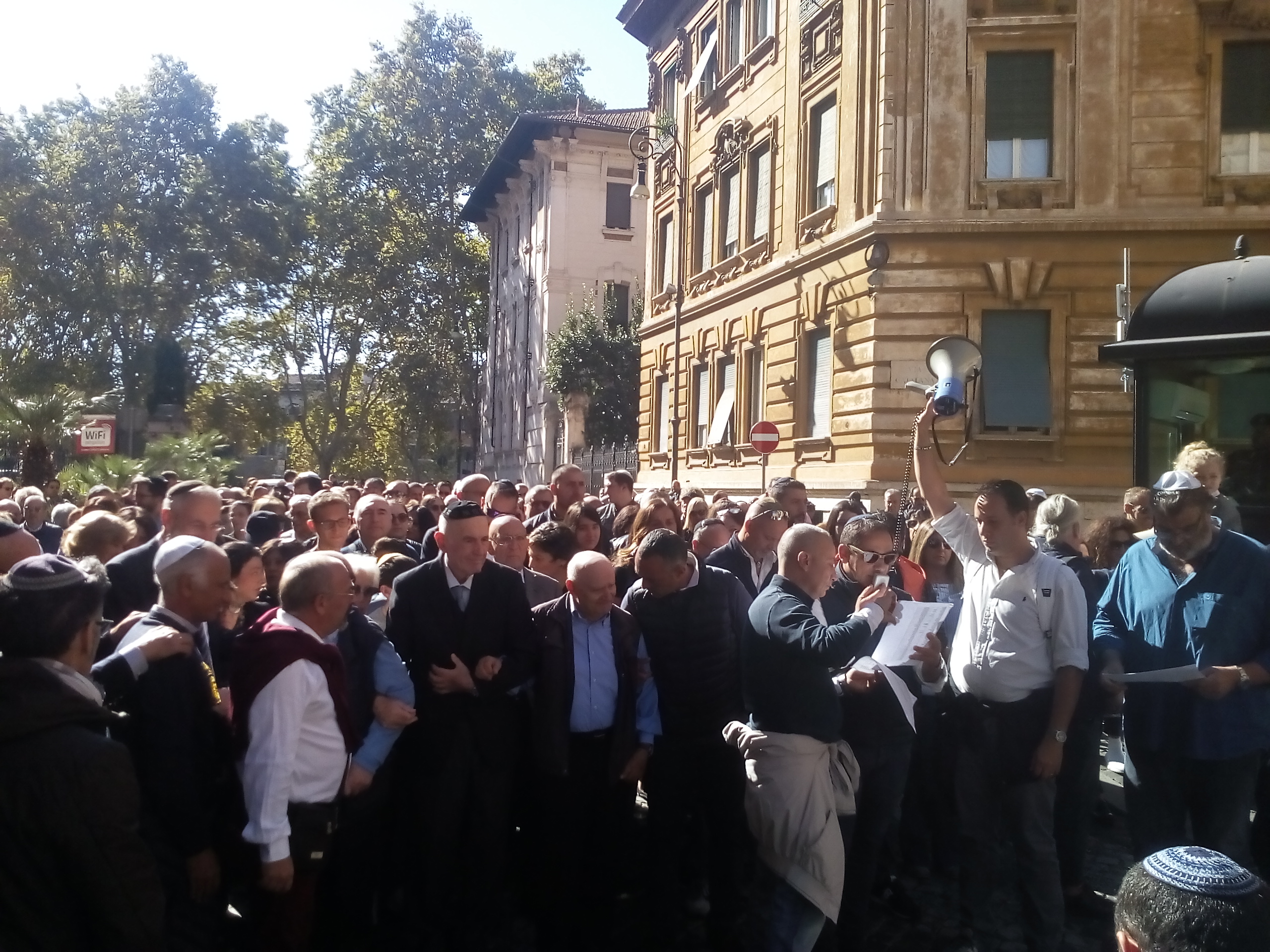 “16 ottobre, non dimentichiamo”.