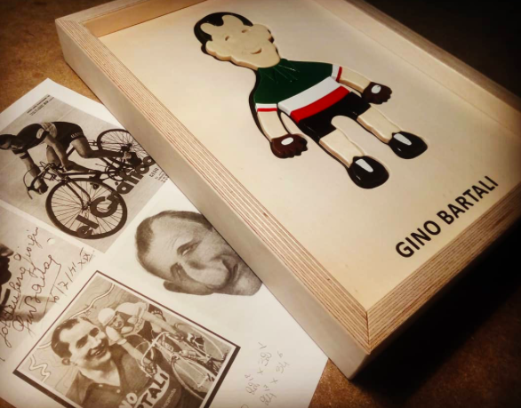 Bartali, l’omaggio su legno <br> dell’artigiano della Memoria