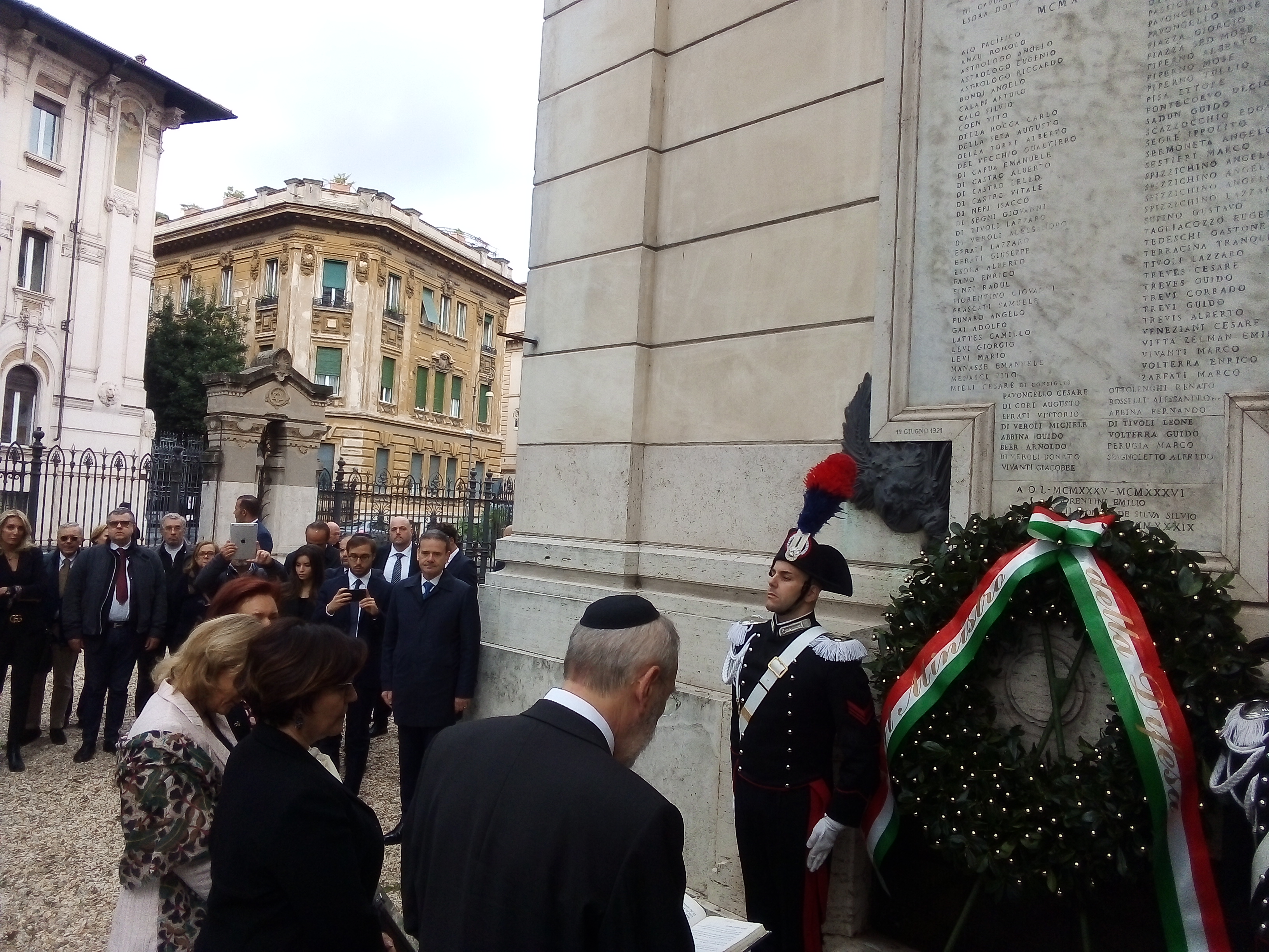 La ministra Trenta in sinagoga <br> “Lavoriamo per un futuro di pace”