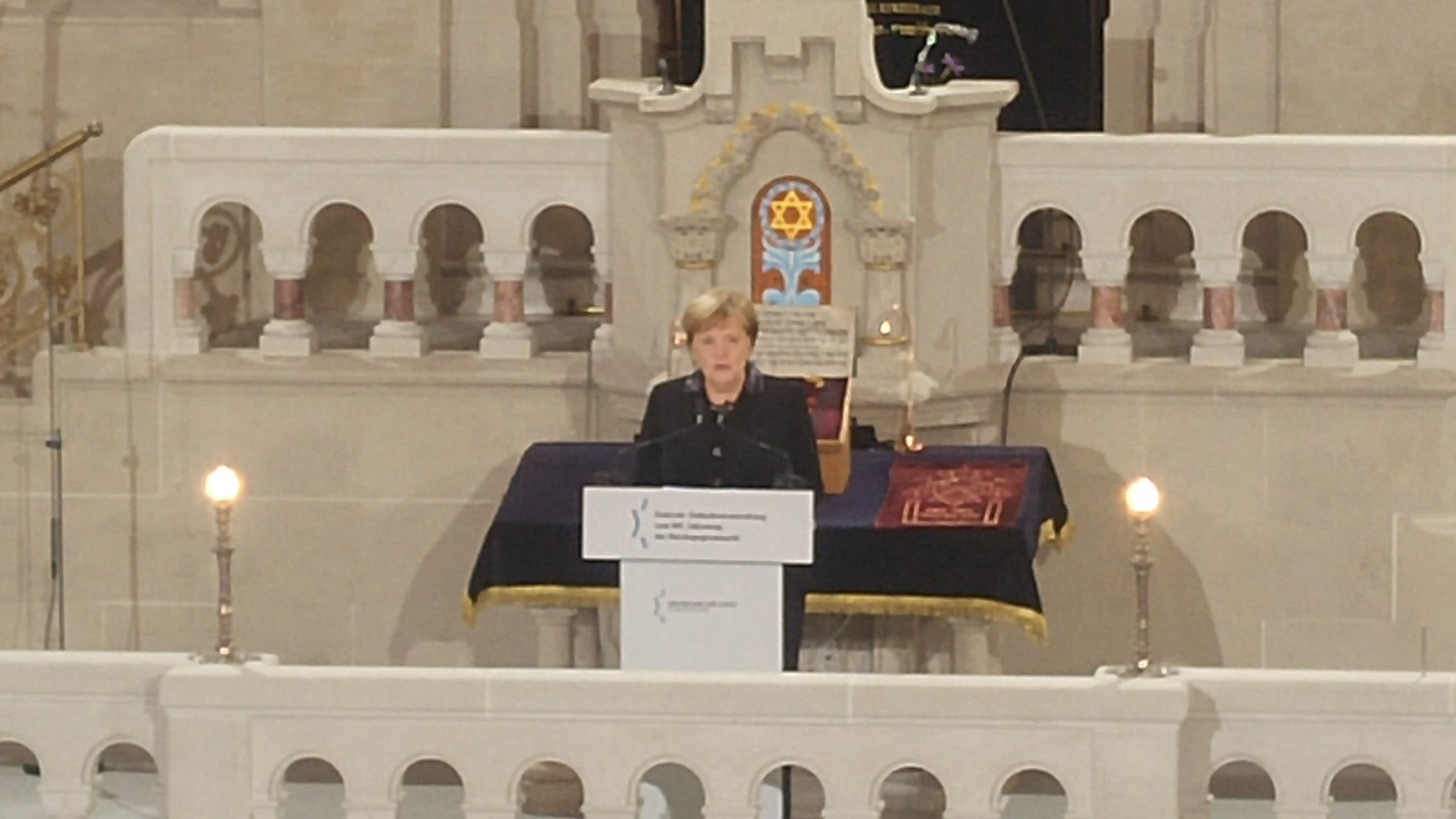Berlino, la Merkel in sinagoga:</br> “La democrazia fermi l’odio”