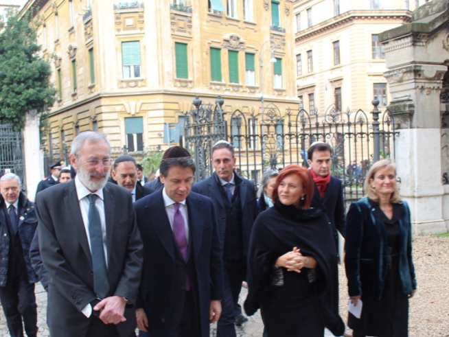 Roma, il Premier in sinagoga <br> “Ebraismo ha irradiato cultura”