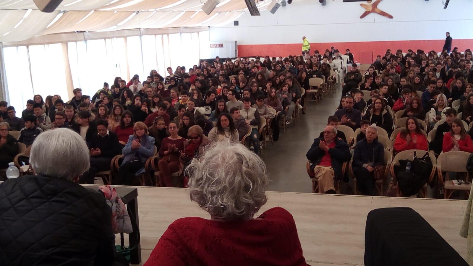 Le Testimoni e i ragazzi, <br> un confronto emozionante