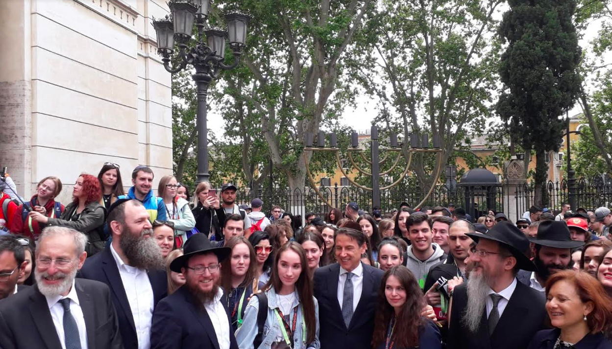Il premier Conte in sinagoga: <br> “Antisemitismo suicidio d’Europa”