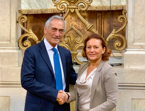 Il presidente della Figc in sinagoga: <br> “Impegno contro il razzismo nel calcio”