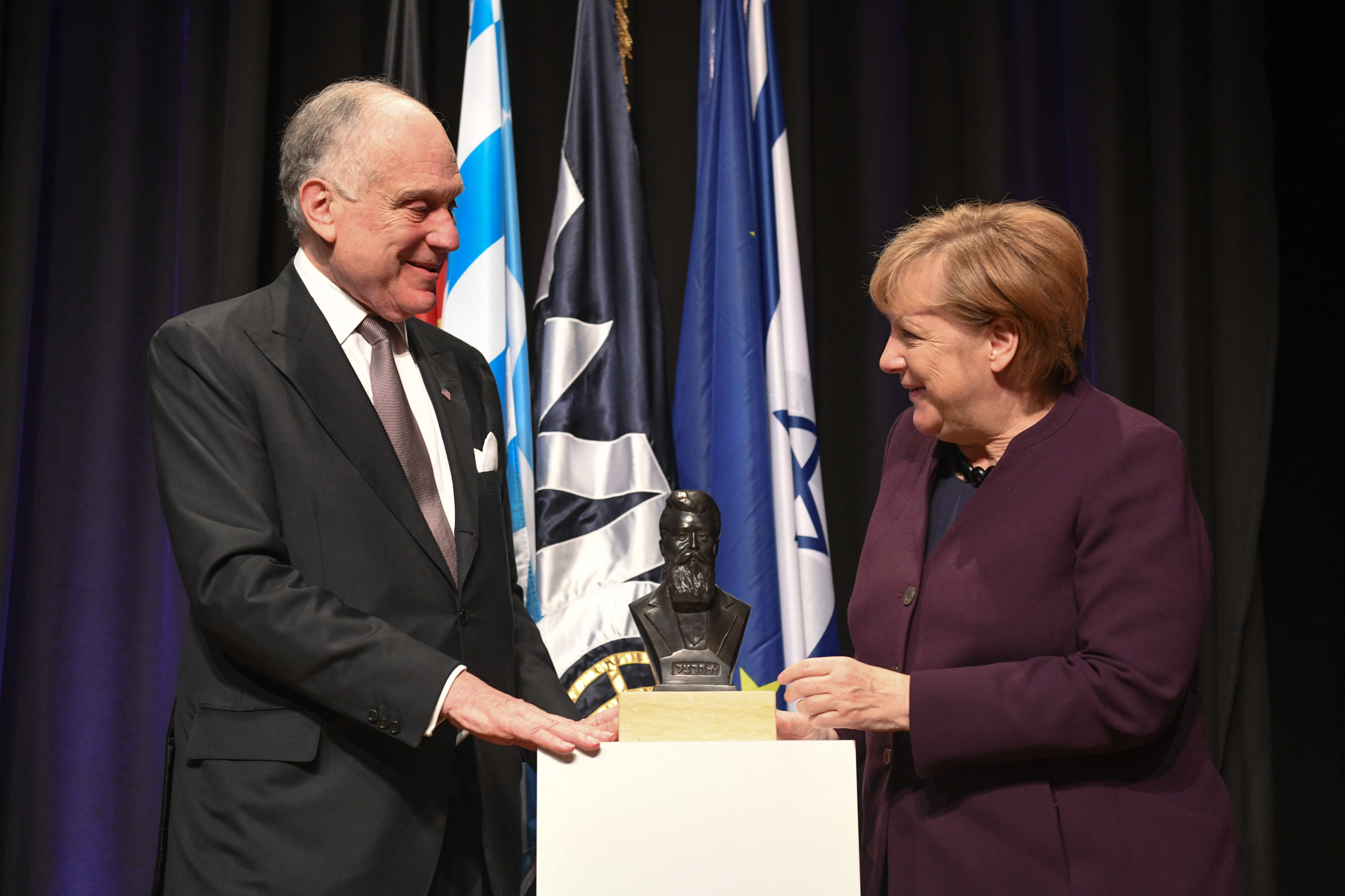 Merkel: “Antisemitismo, una minaccia</br> per la democrazia e la libertà”