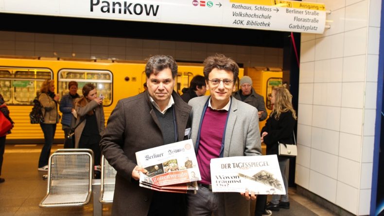 Il direttore della Berliner Zeitung Jochen Arntz e il direttore del TagesSpiegel Robert Ide nella stazione di Pankow