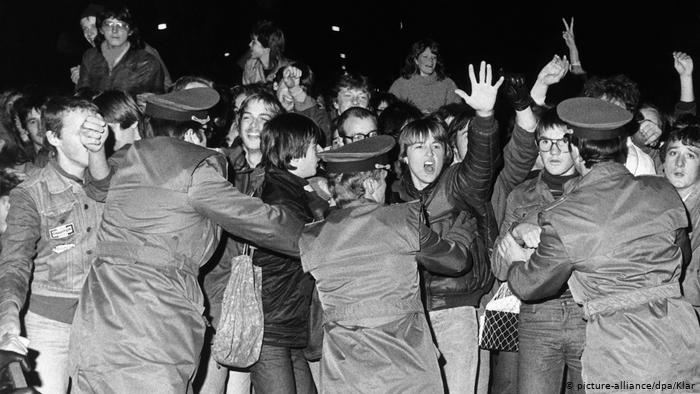 I giovani di Berlino Est trattenuti a fatica dalla polizia della regime festeggiano l’arrivo nella DDR del cantante rock Udo Lindenberg