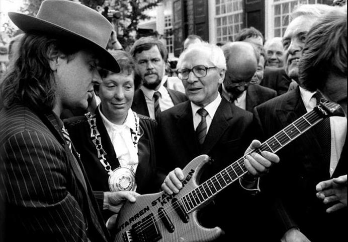 Lindenberg dona al leader della DDR Erich Honecker una chitarra elettrica che porta la scritta “Gitarren statt Knarren - Chitarre, non armi”