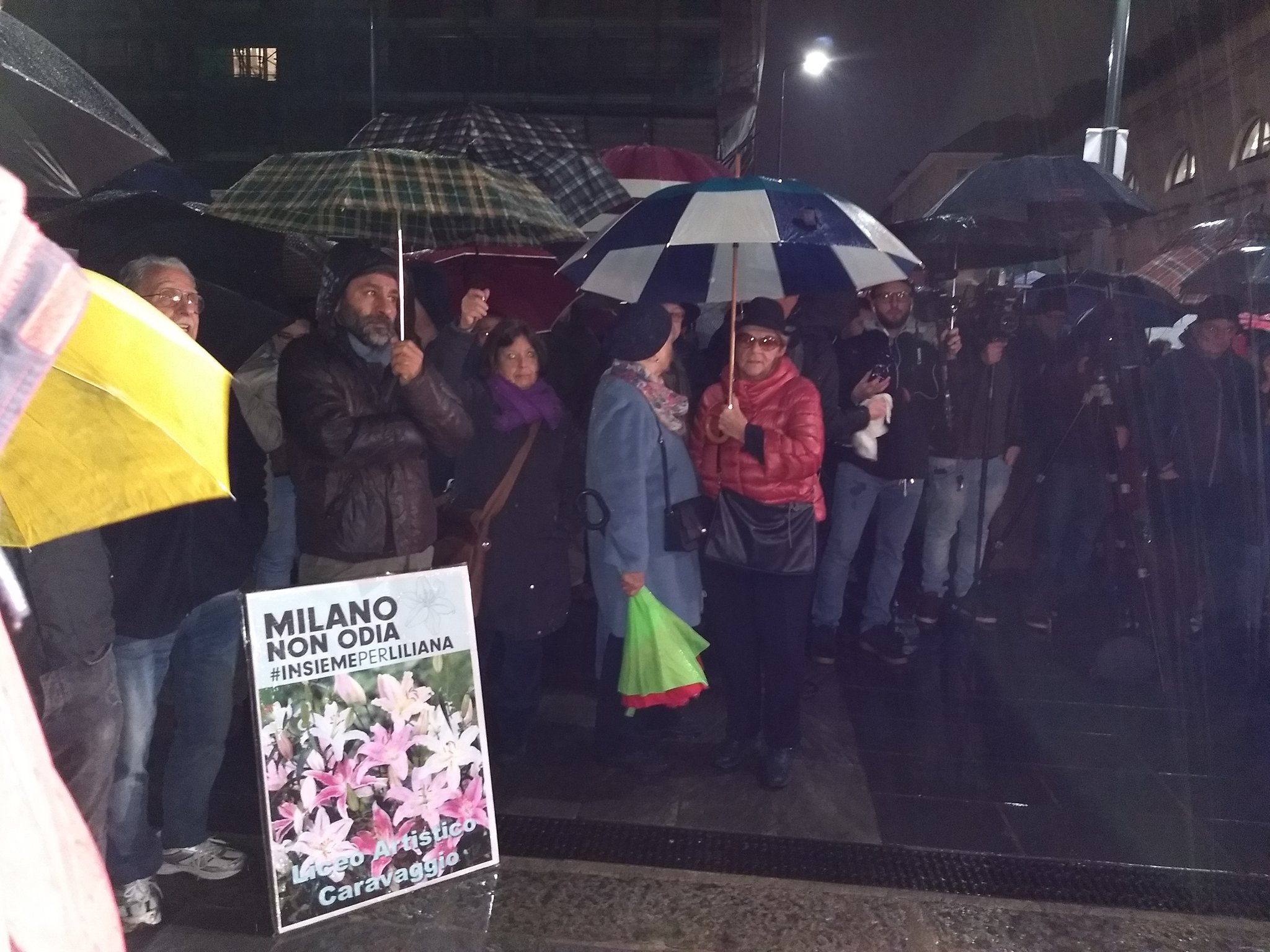 Milano, in piazza per Liliana Segre