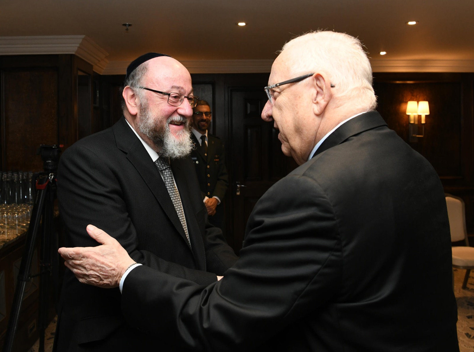 “Israele con il rabbino capo Mirvis </br>nella lotta contro l’antisemitismo UK”