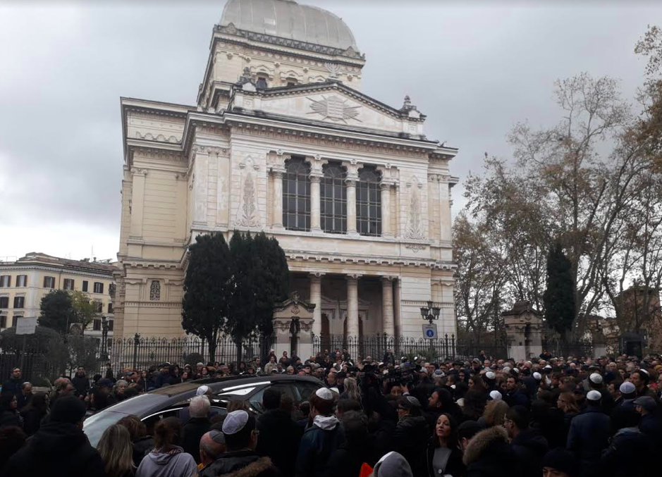 L’ultimo saluto a Piero Terracina <br> Una folla al Portico d’Ottavia