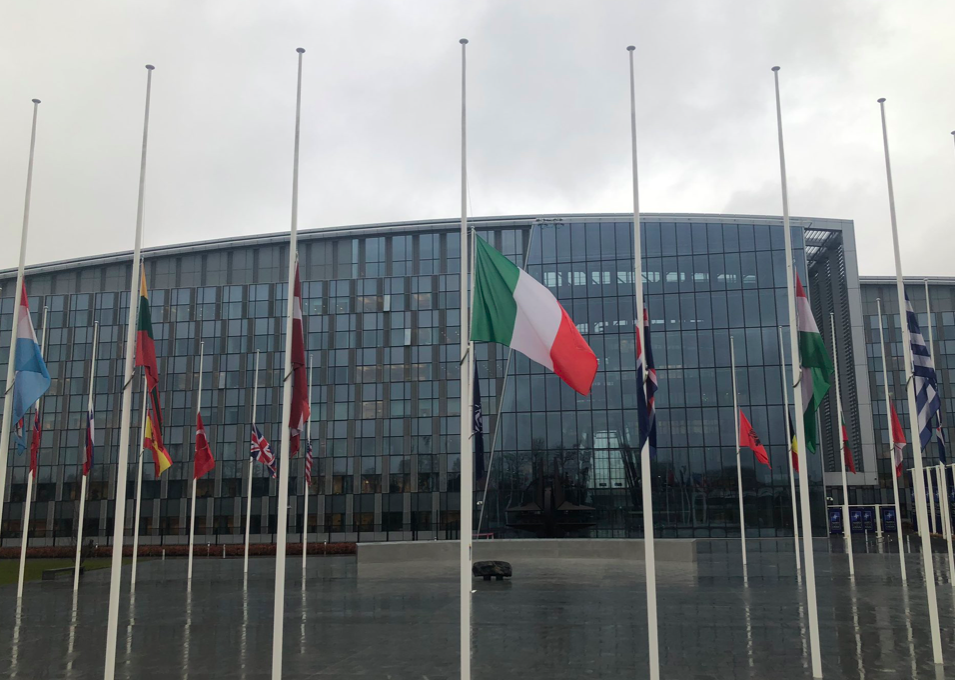 Bandiere Nato a mezz’asta, <br> accolta la proposta italiana