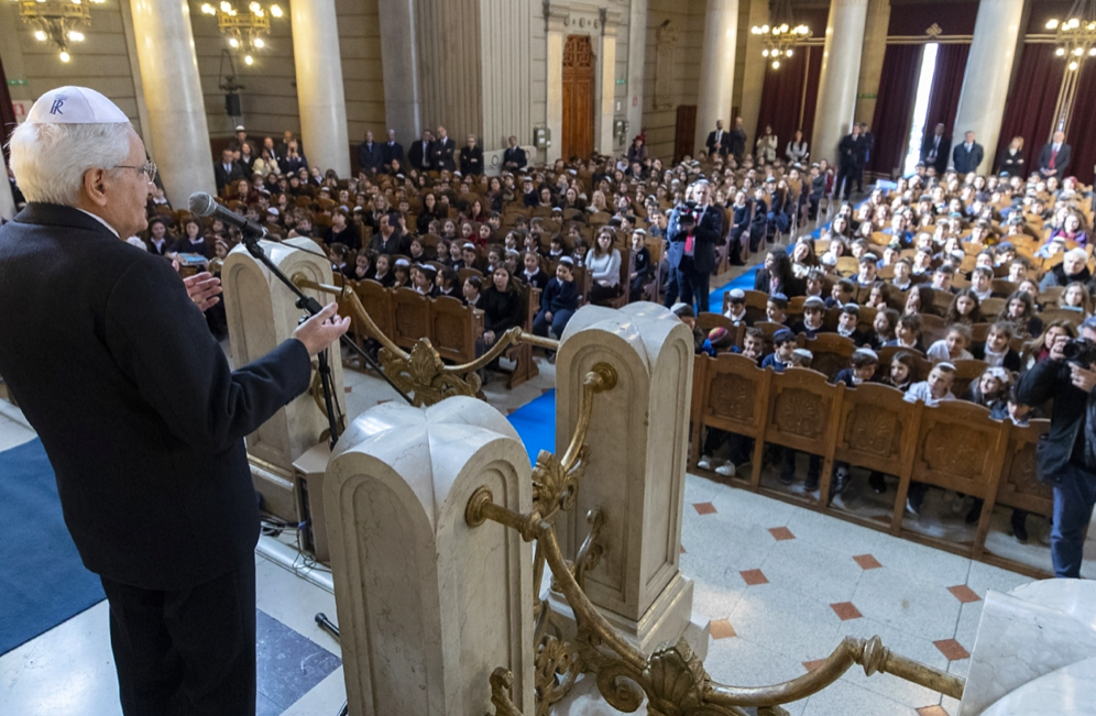 Mattarella in visita in sinagoga <br> “Ebrei italiani, contributo decisivo”