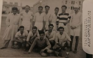Barletta, 1947. Saul Dreier (quarto in piedi da sinistra) in una squadra di calcio dei profughi ebrei ospitati alle Casermette