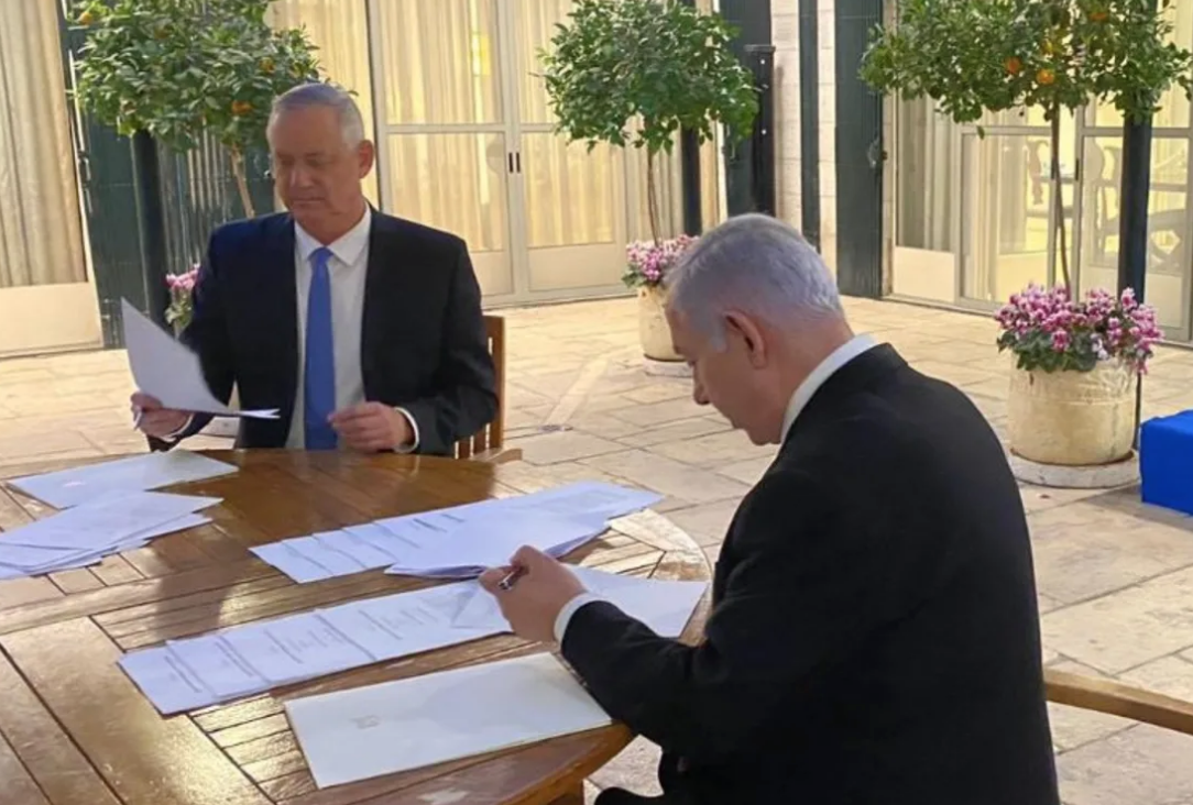 Israele ha un nuovo governo </br> Netanyahu e Gantz siglano l’accordo
