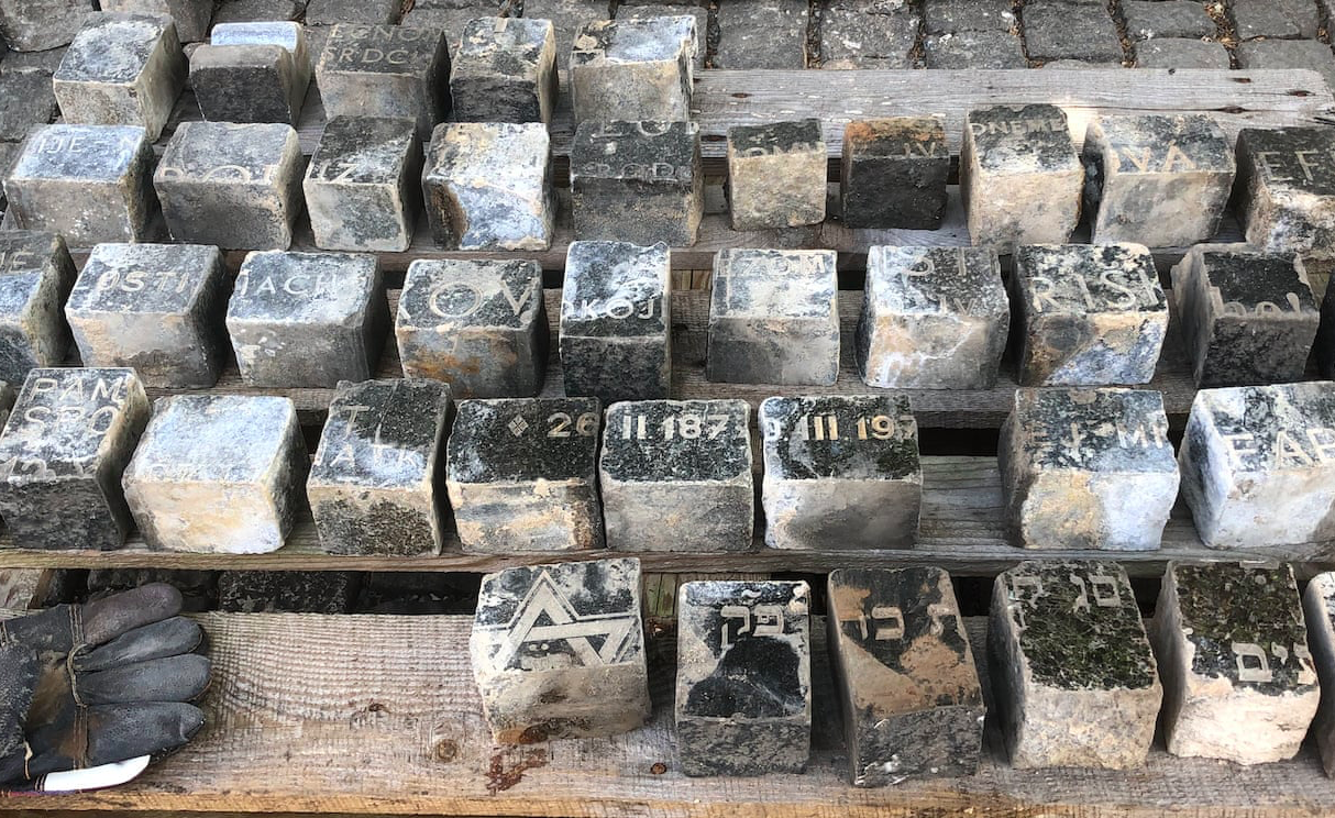 Praga e le violenze del regime sui morti <br> Ritrovate le pietre trafugate <br> ai cimiteri ebraici
