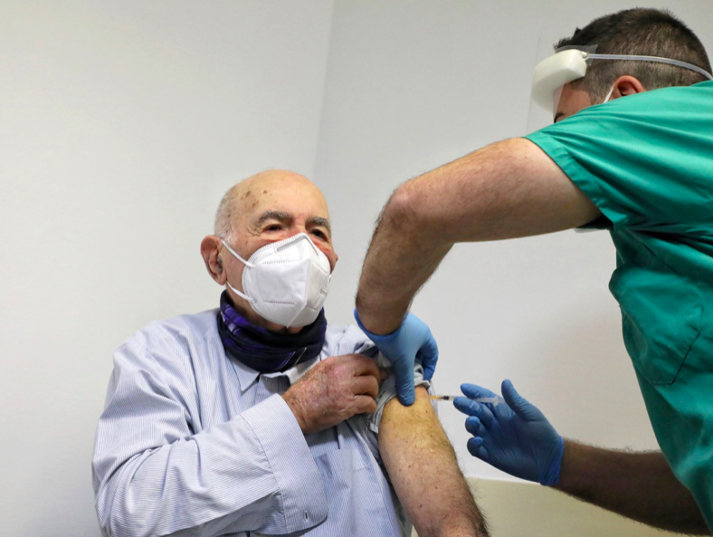 Sami Modiano si è vaccinato: <br> “Non perdiamo la speranza”