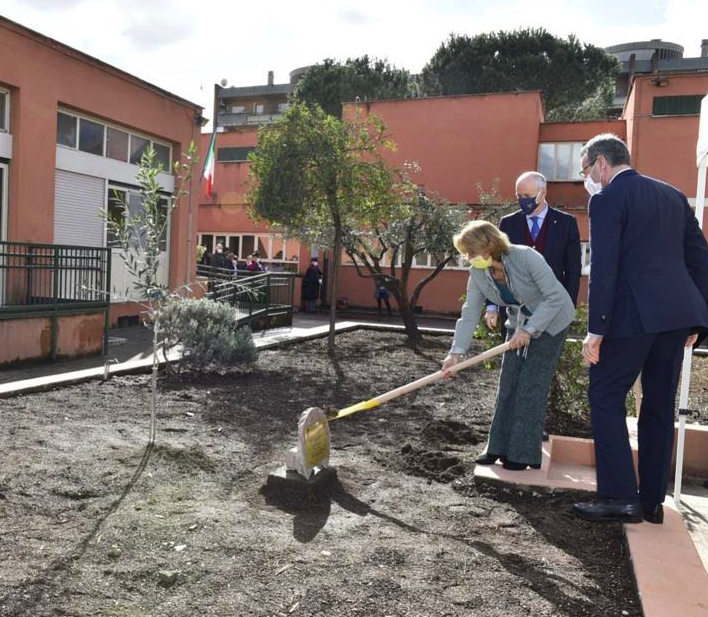 Un ulivo e una targa <br> in memoria di Palatucci