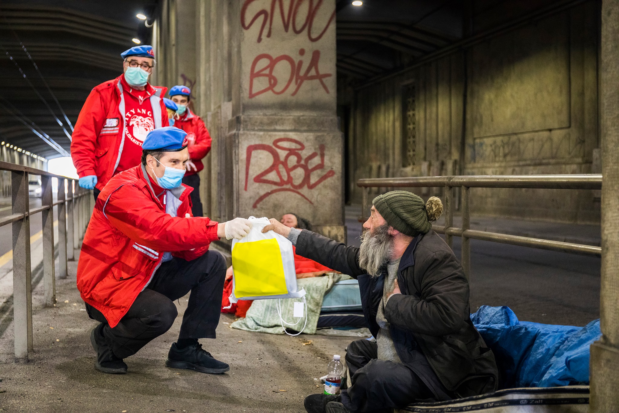 Milano – Un pasto a chi ha bisogno, </br>la solidarietà scende in strada