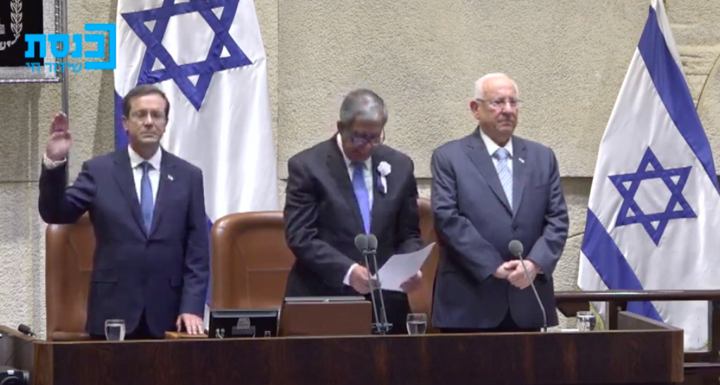Israele, il giorno di Isaac Herzog <br> Ha giurato sulla stessa Bibbia del padre