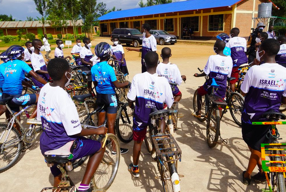 “Da Israele al Ruanda, le nostre bici <br> per dare forza al cambiamento”