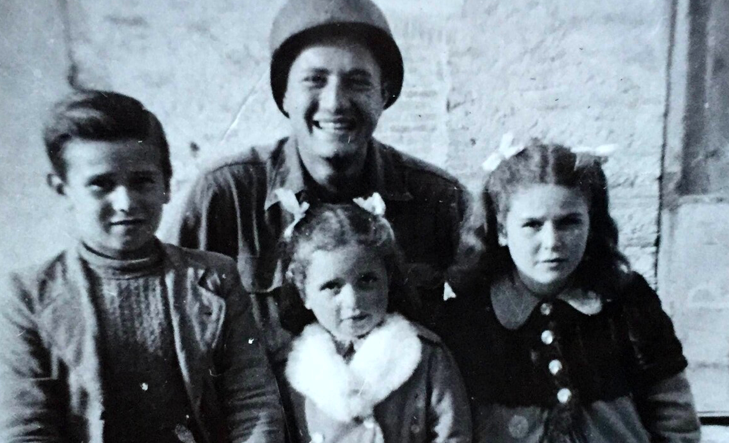 Il soldato Adler e l’incontro con i Naldi: <br> l’abbraccio 77 anni dopo