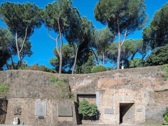 Le Fosse Ardeatine, <br> la memoria dei nomi <br> e un cerchio che si chiude