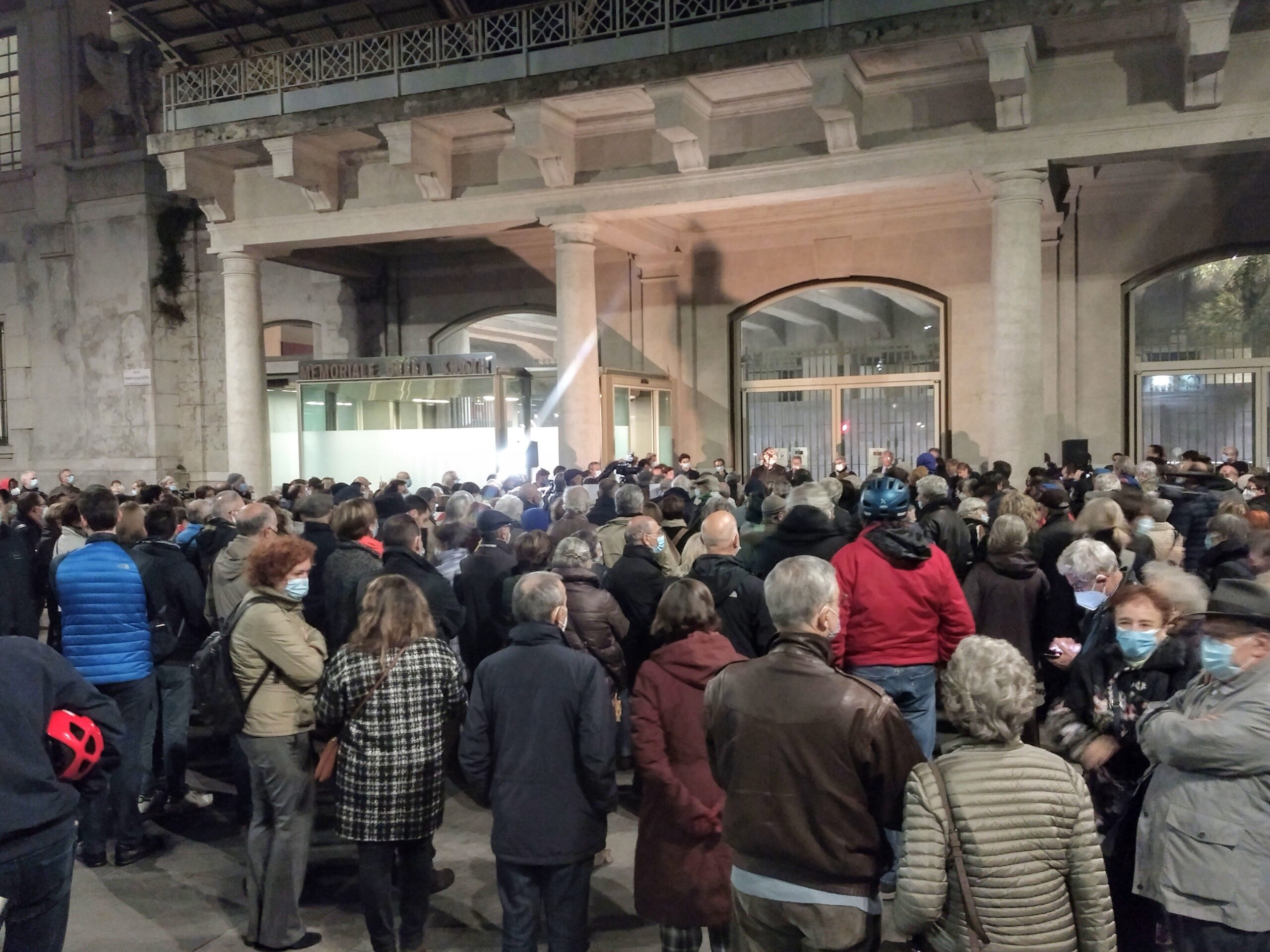“No a sottovalutare chi distorce la Shoah </br>Educhiamo contro l’ignoranza no vax”