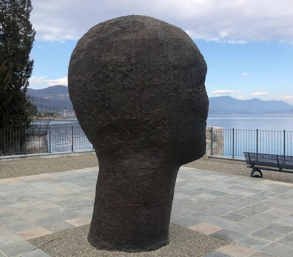 “La mia scultura che guarda il lago <br> per la Memoria e scuoterci dall’indifferenza”