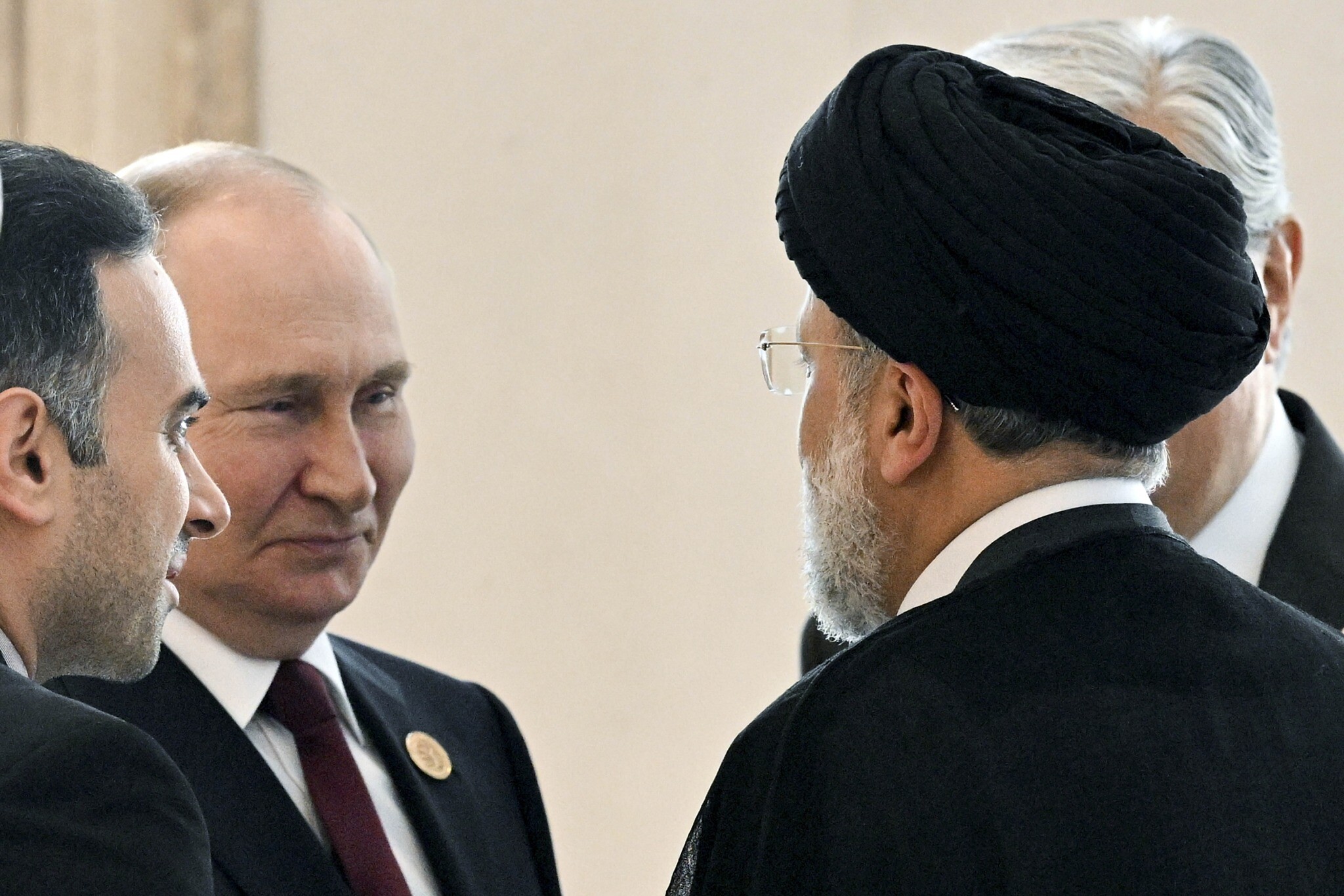 Teheran, l’abbraccio a Putin <br> e la minaccia del nucleare <br> “Israele si tenga pronto a intervenire”