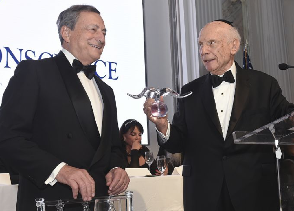 Il rabbino Schneier premia Draghi <br> “È lui lo statista dell’anno”