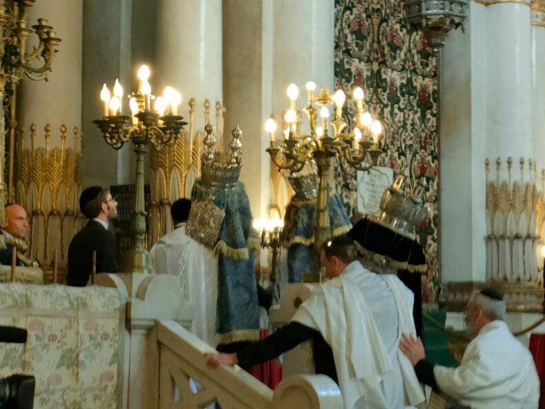 La cérémonie à la synagogue: “Un Sefer pour Stefano Gaj Taché, un message de vie contre la mort”