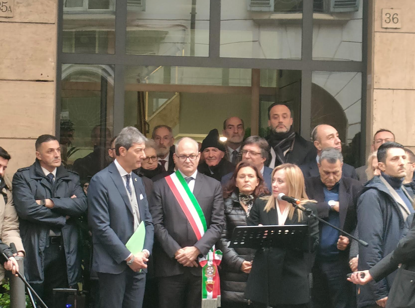 Giornalisti perseguitati, svelata la targa <br> “Leggi razziste punto più basso <br> della storia di questo Paese”