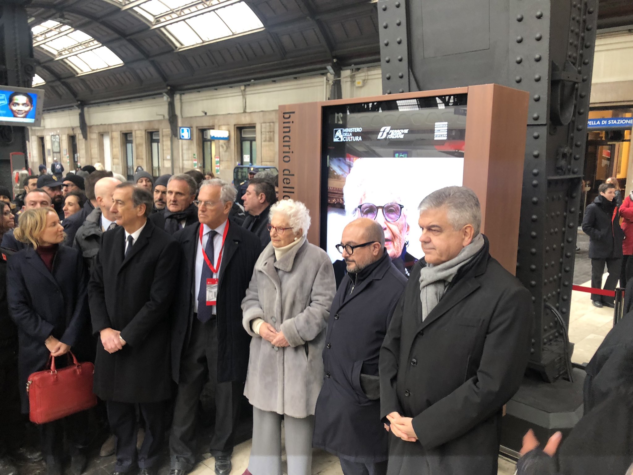 Stazione centrale di Milano, </br>un totem contro l’indifferenza