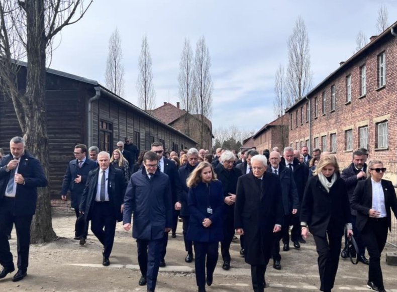 Le président Mattarella à Auschwitz, “Être ici donne la mesure de l’inimaginable”