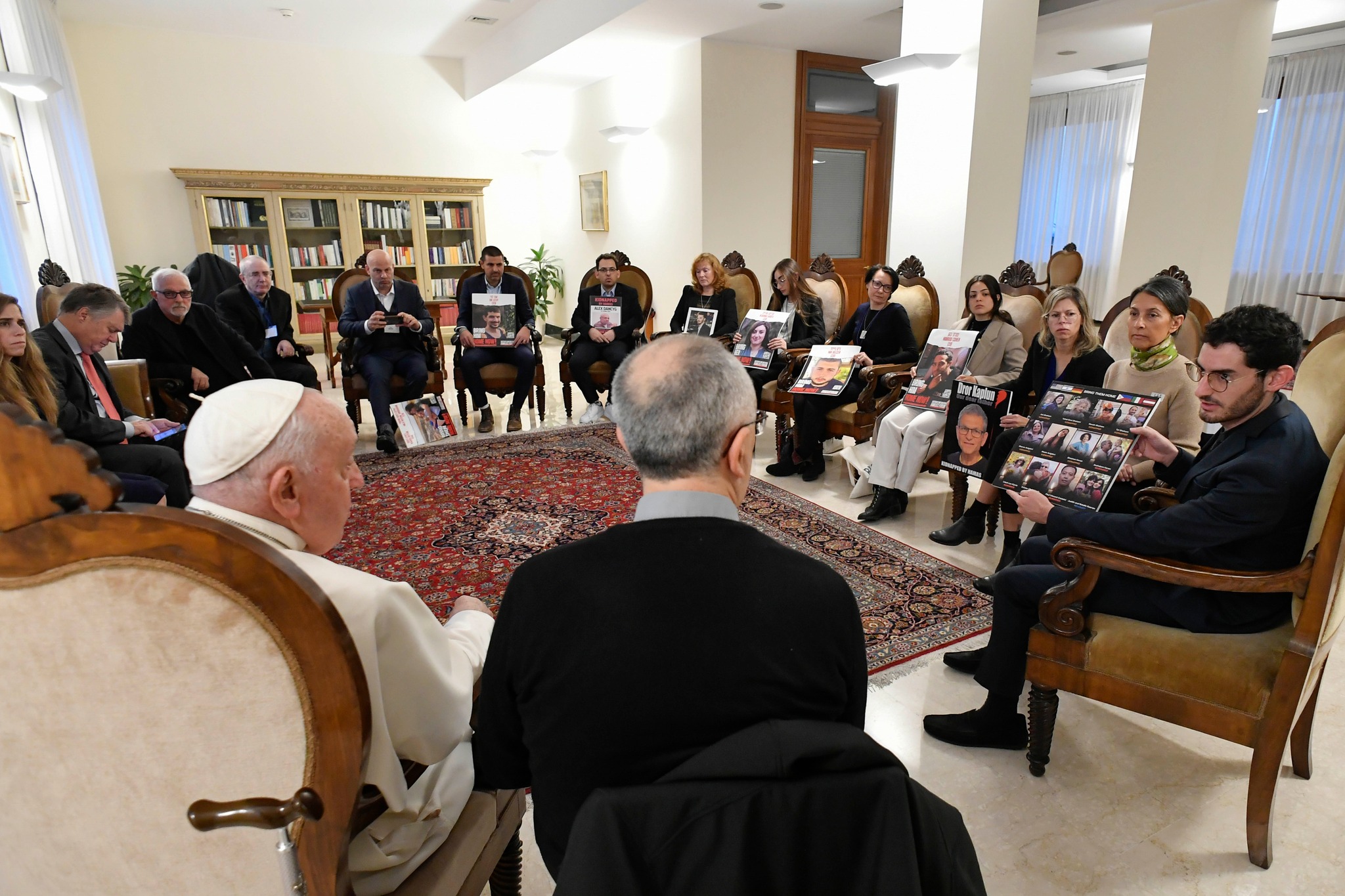 OSTAGGI – Le famiglie ricevute <br> dal papa fra speranza e delusione