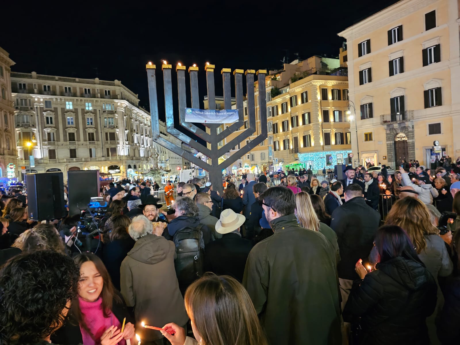 ROMA – La luce in Piazza Barberini, <br> il cuore con gli ostaggi a Gaza