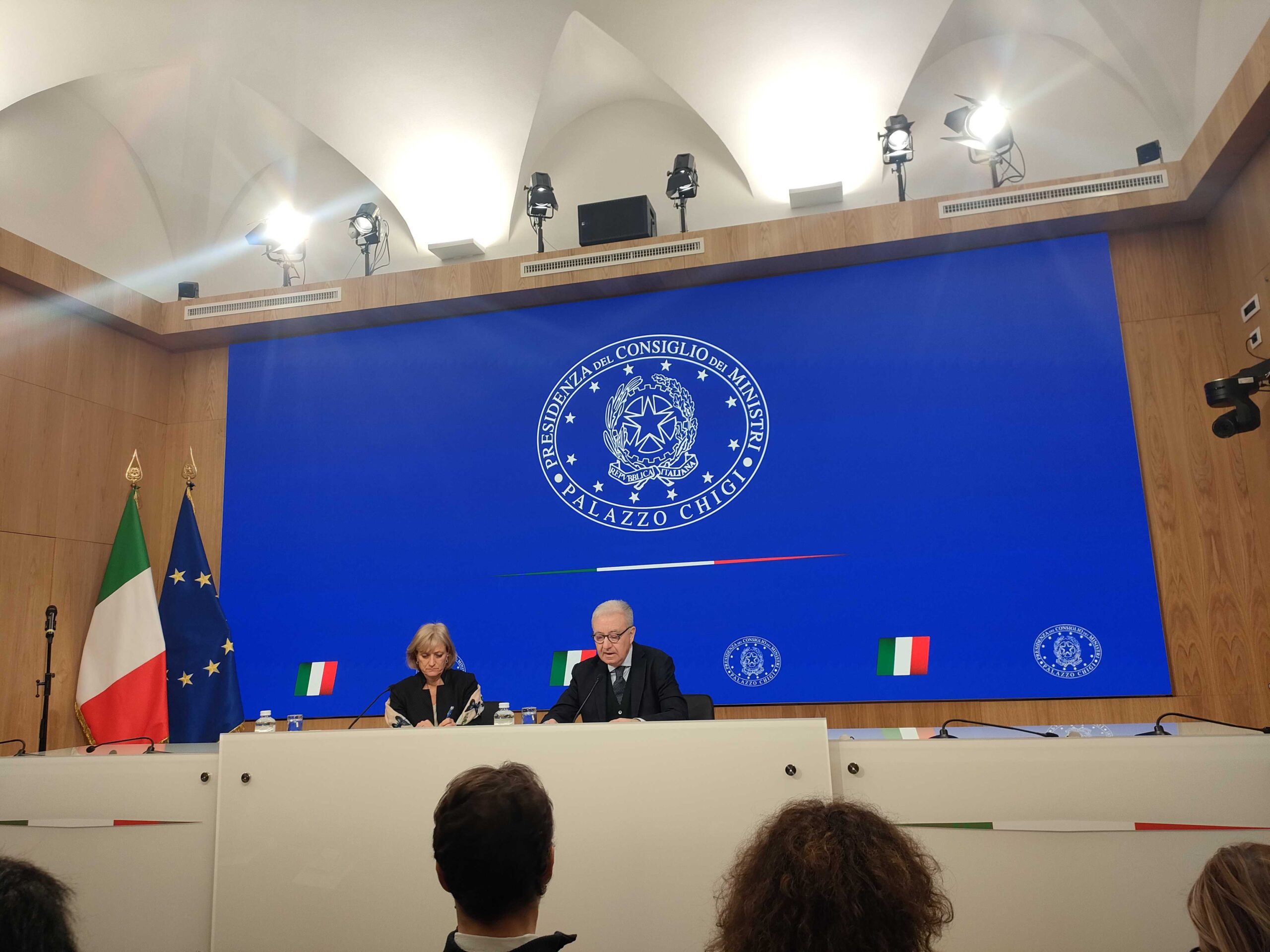 MEMORIA – L’Ucei presenta il programma del 27 gennaio da Palazzo Chigi. <br> Mantovano: Non si può prescindere dal 7 ottobre