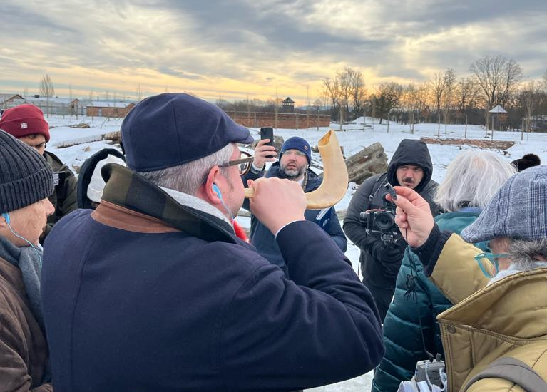 MEMORIA – Gli studenti italiani ad Auschwitz-Birkenau. Elon Musk visita il campo