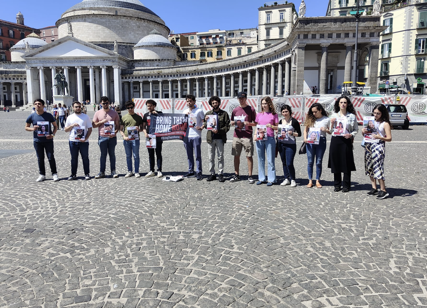 NAPOLI – I giovani ebrei in piazza per gli ostaggi