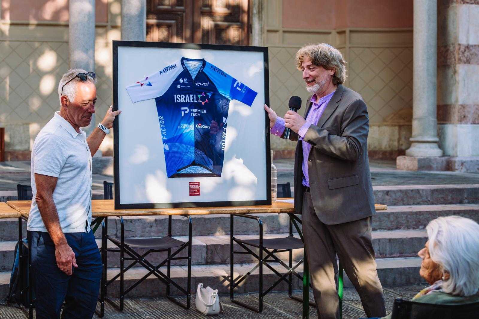 TOUR DE FRANCE – La squadra israeliana al tempio a Firenze nel segno di Bartali